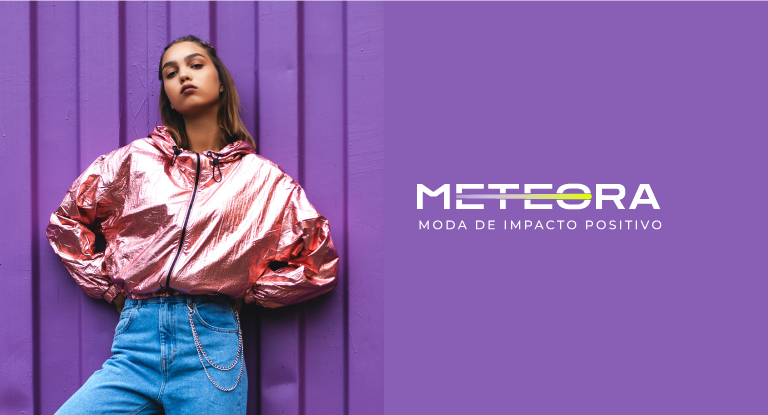 Modelo feminina vestindo blusa rosa fluorescente, em fundo lilás.